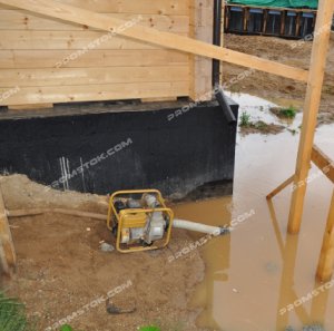 Дренажна система виконує дуже важливу задачу - перешкоджає попаданню води під фундамент будинку
