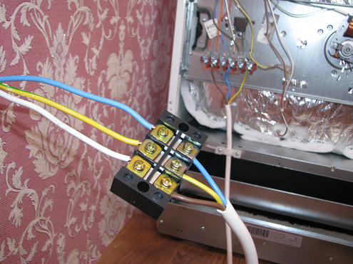 Перед підключенням кабелю переконайтеся в тому, що він здатний витримати струмові навантаження