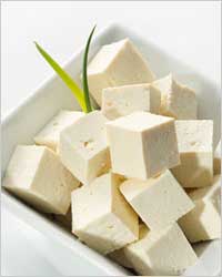 Такі страви як   тофу   (Або доуфу) - соєвий сир або сир, місо - паста з насіння сої, темпі і інші зовсім не схожі ні на смак, ні за зовнішнім виглядом на соєві боби