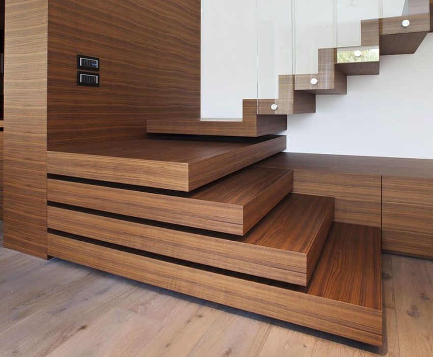 Часто такий стиль передбачає установку комбінованих типів сходів, в яких можна спостерігати гармонійне поєднання дерева і   металу