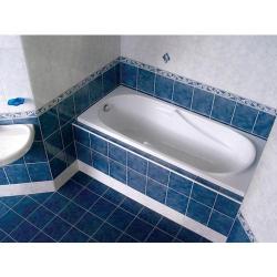 3 Як встановити ванну так, щоб не пошкодити недавно встановлені комунікації, затягує нову ванну на місце передбачуваної установки і, нахиливши від стіни, кріпимо до неї далекі ніжки