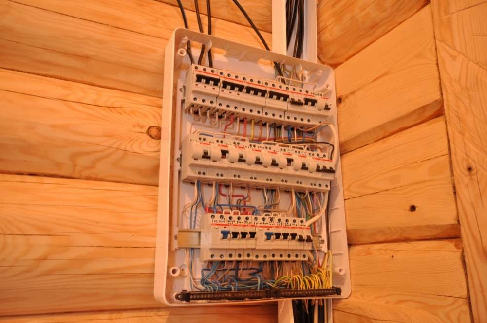 При формуванні електрики в приватному дерев'яному будинку після лічильника монтується одно- або двополюсний діфавтомат