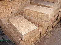 керамічна цегла   підрозділяється на будівельний (рядовий) і облицювальний (лицьовій), існує також шамотна цегла, застосовуваний для виготовлення печей і камінів
