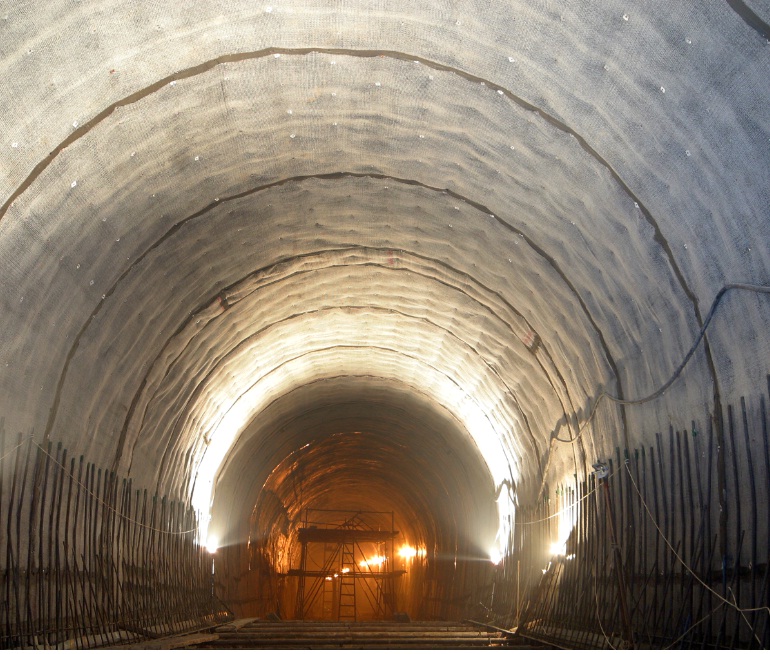 резервуари, розташовані під землею;   шахти;   бункери;   тунелі і станції метрополітену;   автомобільні тунелі