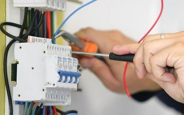 Крім цього Ви повинні захистити себе від ураження електричним струмом, а також саму техніку від   короткого замикання   і перевантажень