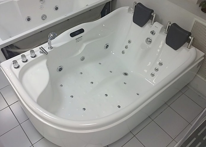 При виборі ванни зверніть увагу на додаткові функції, серед яких можна виділити озонування води, а також повітряний і водний масаж
