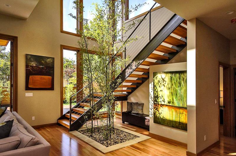 Якщо сподобалося якесь фото   сходи на другий поверх   в приватному будинку з'являться питання про реалізацію подібного проекту на власному   об'єкті нерухомості