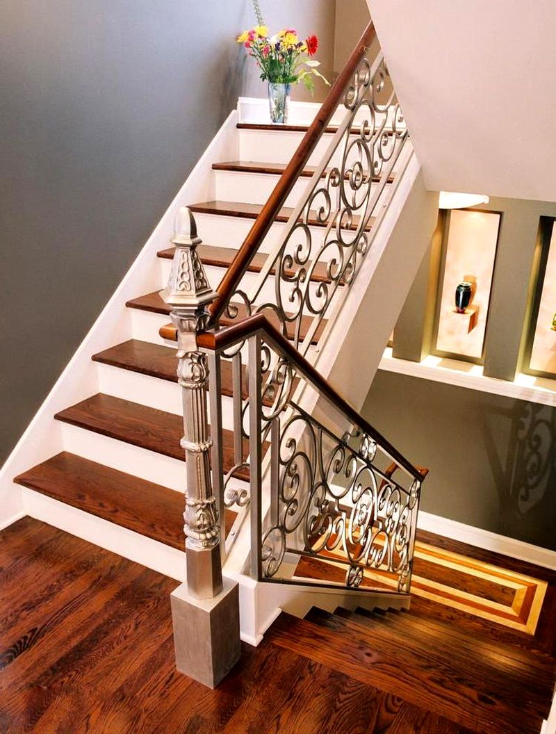 Для розкішних класичних інтер'єрів добре підходить деревина цінних порід   Оточення таких сходів повинна відповідати її зовнішнім виглядом